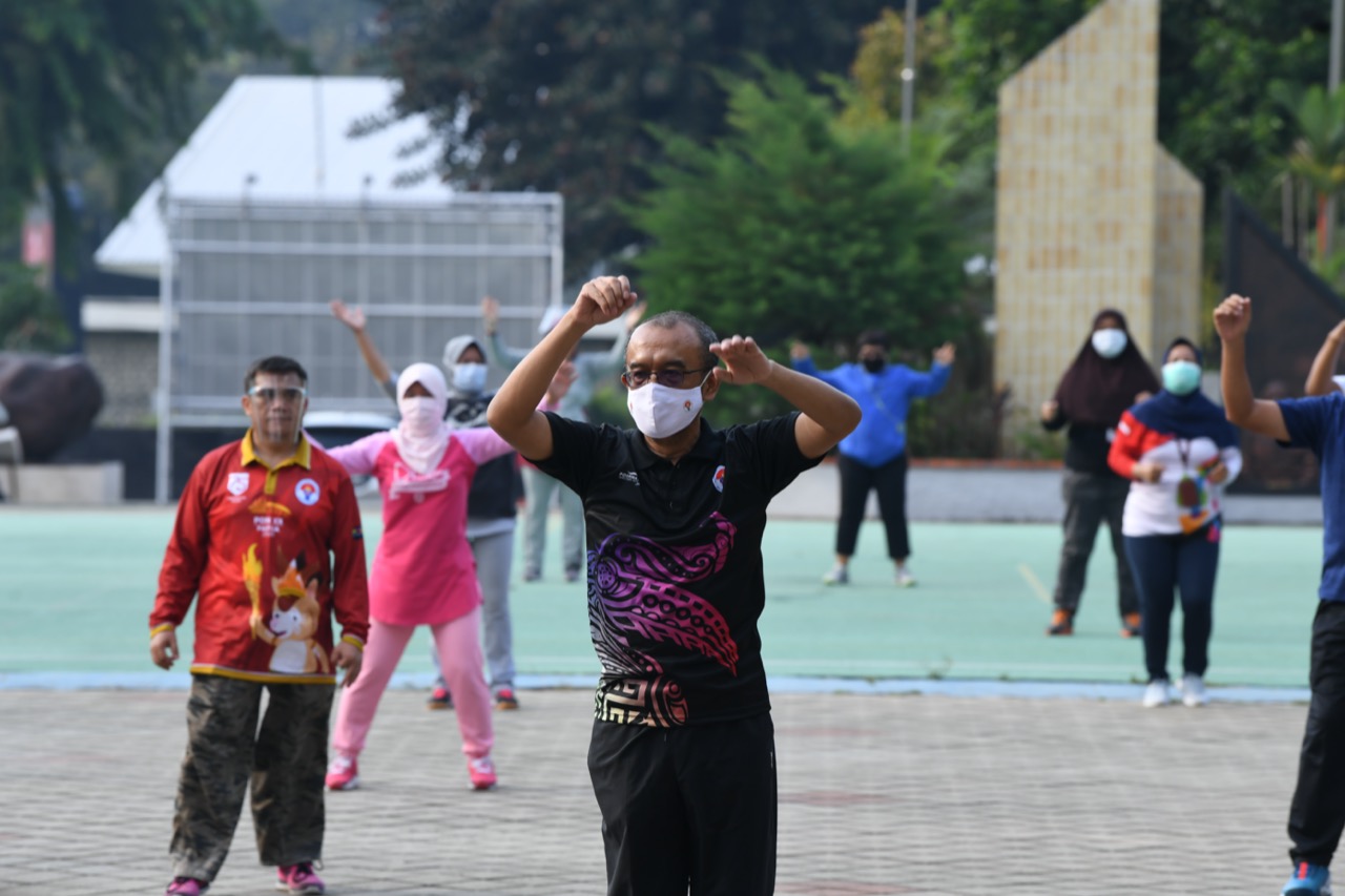 Di tengah pandemi Covid-19 sekarang ini, kesehatan menjadi kunci utama untuk daya tahan tubuh. Oleh karenanya, Kementerian Pemuda dan Olahraga Republik Indonesia (Kemenpora RI) terus mengajak masyarakat untuk bugar dan sehat dengan berolahraga.