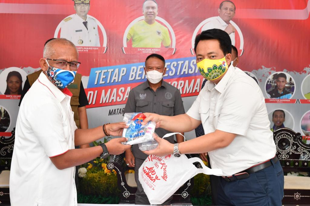 Kementerian Pemuda dan Olahraga Republik Indonesia (Kemenpora RI) menyerahkan secara langsung alat pelindung diri (APD) kepada KONI Nusa Tenggara Barat (NTB) di Mataram, Selasa (24/11). Adapun APD yang diserahkan sebanyak 14.442 paket. Paket tersebut ditu