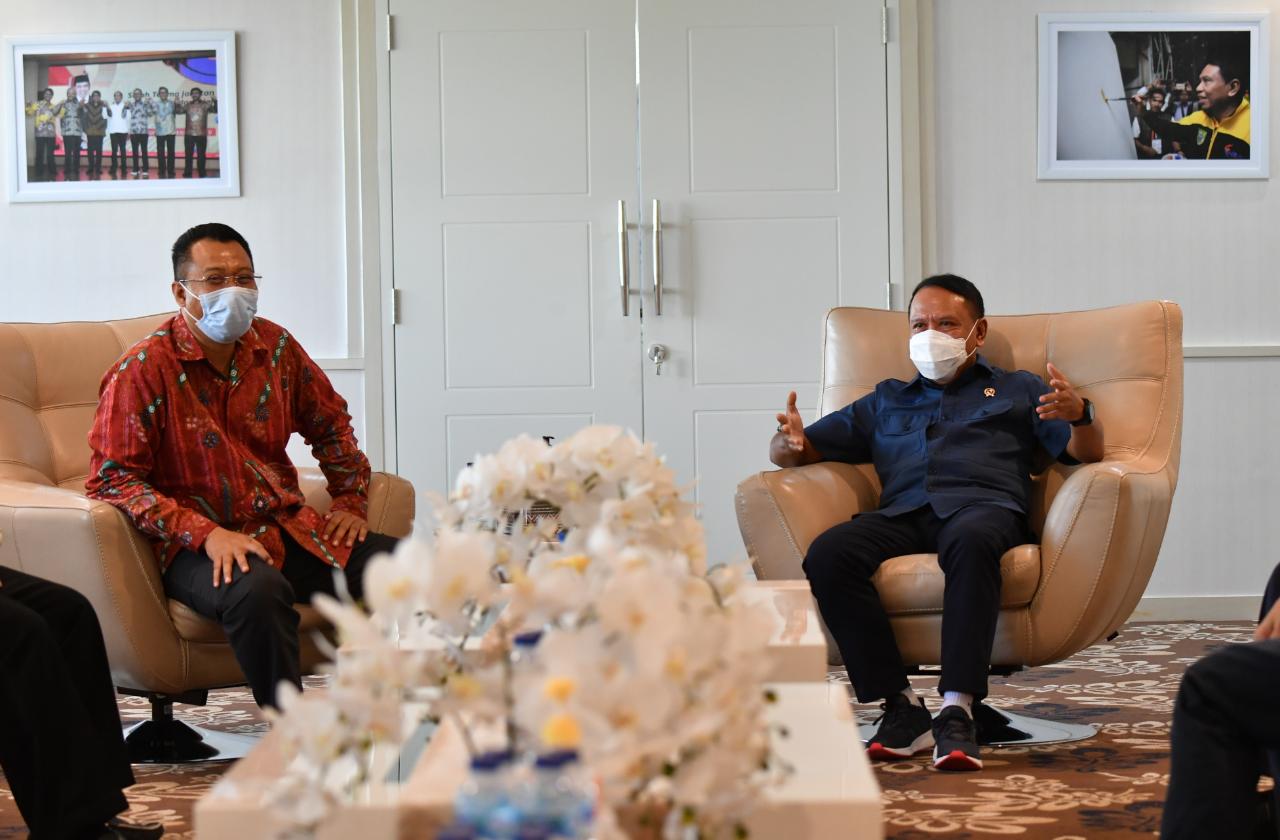 . Menteri Pemuda dan Olahraga Republik Indonesia (Menpora RI) Zainudin Amali menerima Gubernur NTB Zulkieflimansyah bersama rombongan KONI dan Dispora NTB, di Ruang Kerja Lantai 10, Graha Pemuda, Senayan, Jakarta Pusat, Selasa (1/12) sore. Kehadiran Guber