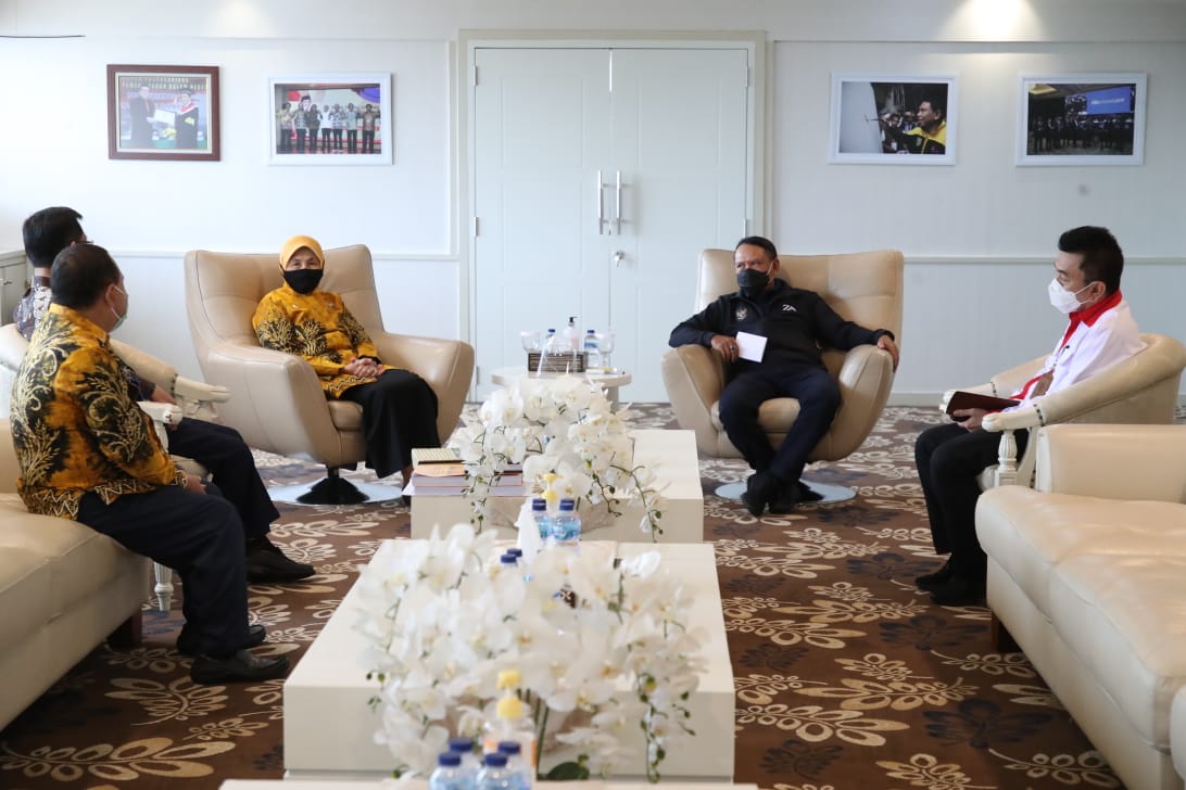 Menteri Pemuda dan Olahraga Republik Indonesia (Menpora RI) Zainudin Amali menerima kunjungan Bupati Barito Kuala, Kalimantan Selatan, Noormiliyani di ruang kerjanya, Lantai 10, Kemenpora, Jakarta, Rabu (16/12). Dalam kesempatan ini, Bupati Noormiliyani m
