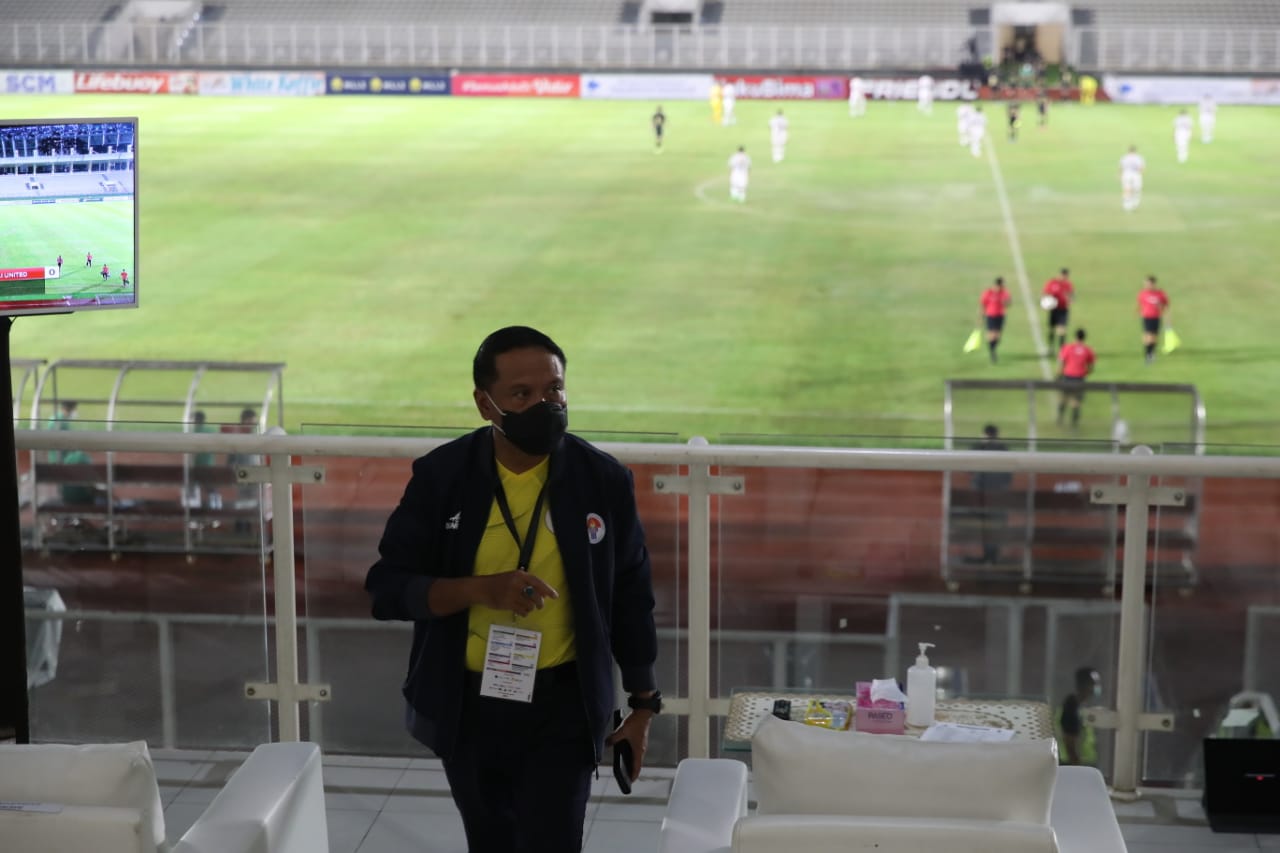 Menteri Pemuda dan Olahraga Republik Indonesia (Menpora RI) Zainudin Amali benar-benar ingin memastikan dua laga uji coba Timnas U-23 berjalan sesuai protokol kesehatan. Menpora Amali hari Minggu (7/3) datang langsung menyaksikan pertandingan kedua Timnas