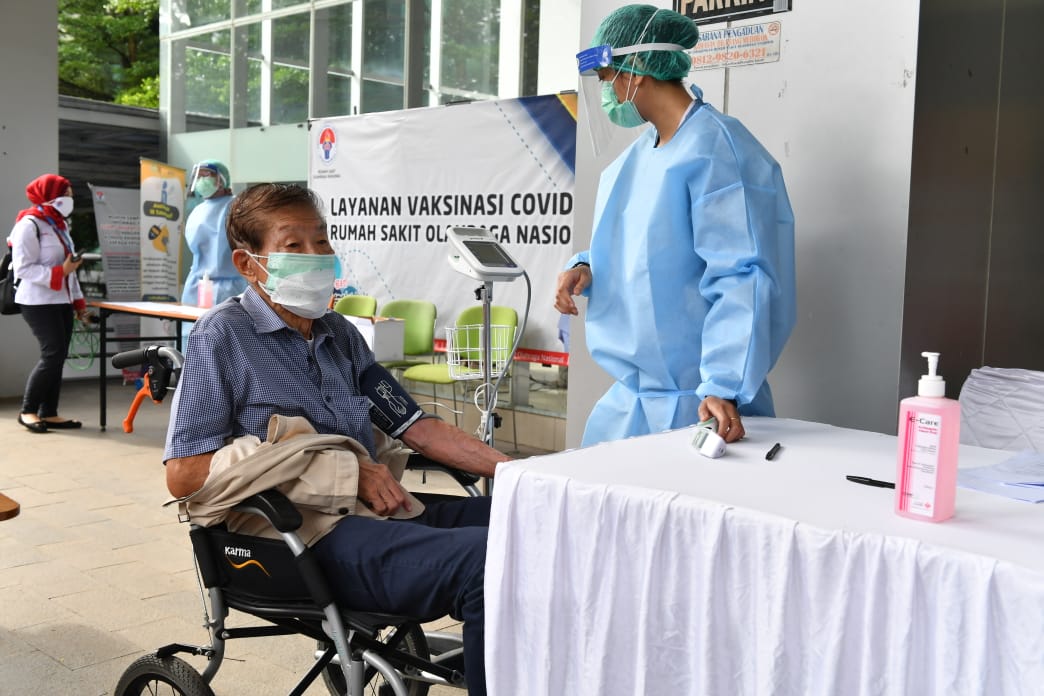 Program pemerintah terkait vaksinasi Covid-19 yang dilakukan Kementerian Pemuda dan Olahraga (Kemenpora) disambut positif. Beberapa legenda olahraga Indonesia hadir langsung mengikuti vaksinasi di Rumah Sakit Olahraga Nasional (RSON), Cibubur, Jakarta, Se