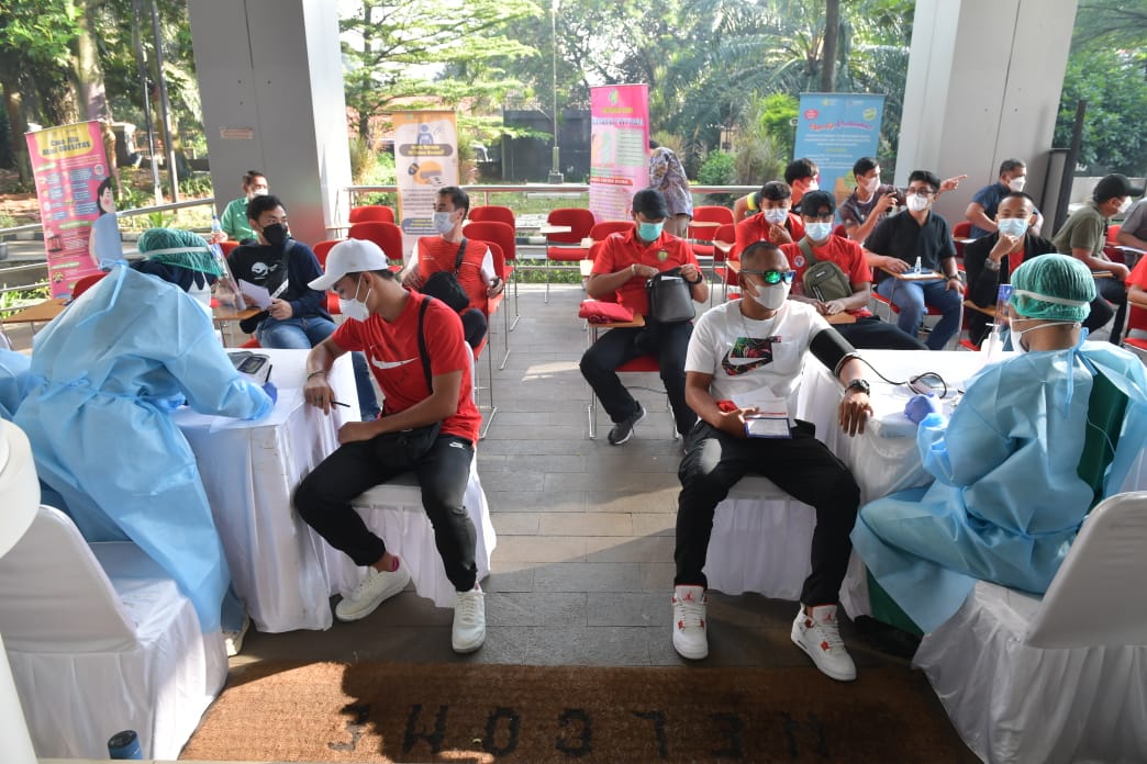 Kementerian Pemuda dan Olahraga (Kemenpora) memfasilitasi proses vaksinasi tahap kedua bagi atlet, pelatih, dan tenaga pendukung di RSON, Cibubur, Jakarta, Jumat (12/3). Total ada sekitar 7 hingga 8 cabang olahraga (cabor) yang akan mengikuti vaksinasi in