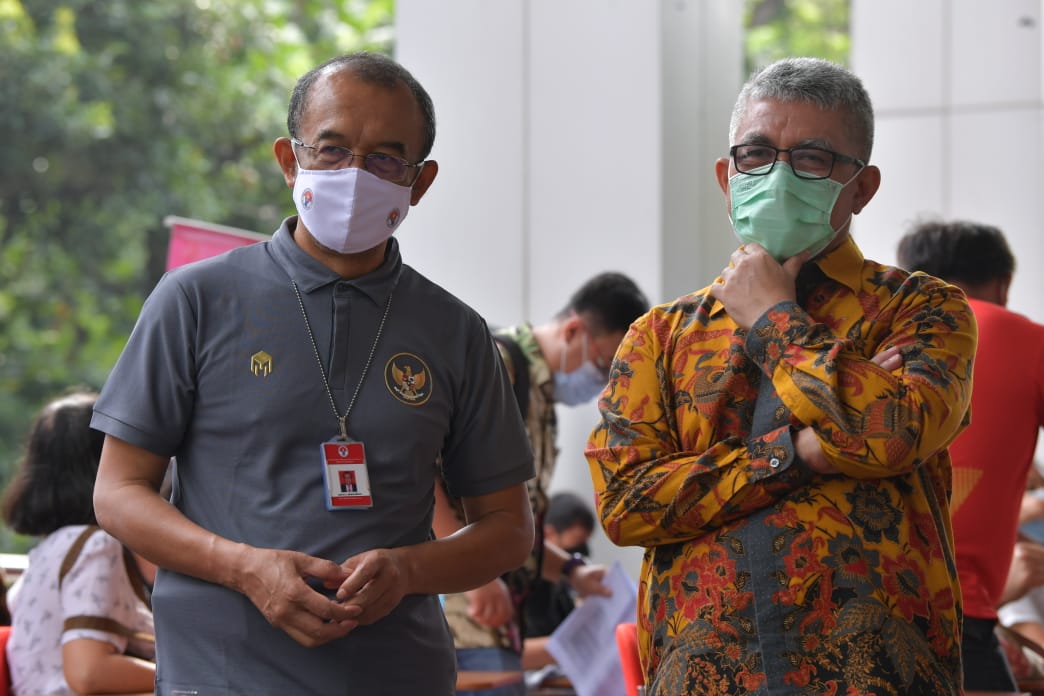 Sekretaris Menteri Pemuda dan Olahraga (Sesmenpora) Gatot S. Dewa Broto bersama Sekretaris Jenderal (Sekjen) Kementerian Kesehatan Oscar Primadi meninjau langsung pelaksanaan vaksinasi tahap kedua bagi atlet, pelatih, dan tenaga pendukung di RSON, Cibubur
