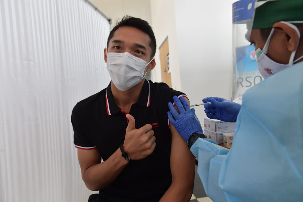 Sekitar 200 orang atlet, pelatih, dan tenaga pendukung menjalani proses vaksinasi tahap kedua yang dilakukan Kementerian Pemuda dan Olahraga (Kemenpora) di Rumah Sakit Olahraga Nasional (RSON), Cibubur, Jakarta, Jumat (12/3). (foto:bagus/kemenpora.go.id)