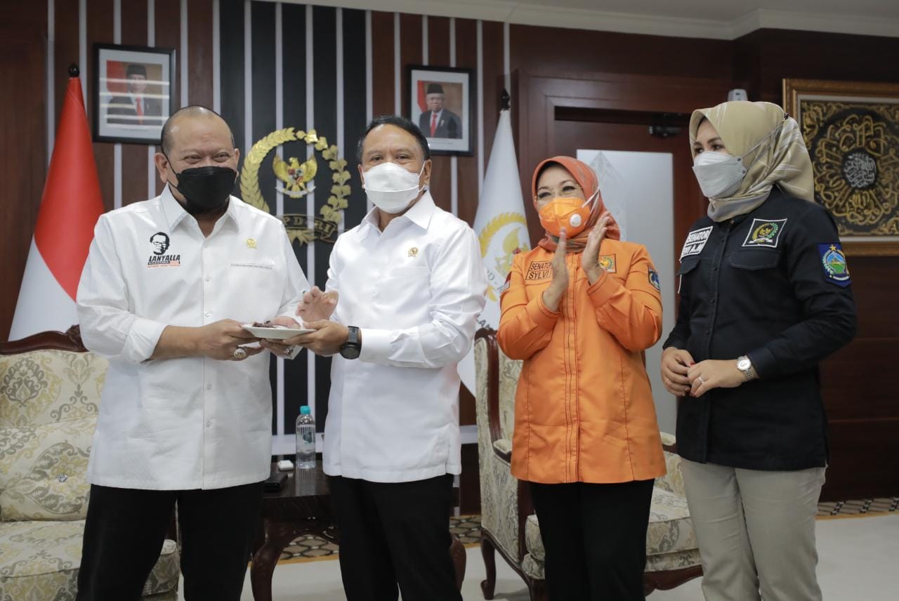 Menteri Pemuda dan Olahraga Republik Indonesia (Menpora RI) Zainudin Amali menyambangi gedung Nusantara III Komplek Parlemen, Selasa (16/3) Siang. Kedatangan Menpora Amali dalam rangka melakukan Rapat Koordinasi dengan Ketua DPD RI La Nyalla Mattalitti te