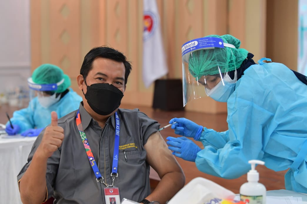 Kementerian Pemuda dan Olahraga (Kemenpora) menyelenggarakan vaksinasi tahap kedua bagi pegawainya di Wisma Menpora, Kemenpora, Senayan, Jakarta, Selasa (23/3). Proses vaksinasi ini dilakukan selama dua hari.(foto: bagus/kemenpora.go.id)