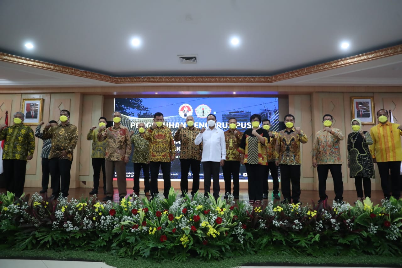 Menteri Pemuda dan Olahraga Republik Indonesia (Menpora RI) Zainudin Amali mengukuhkan Pengurus Pusat Ikatan Sarjana Olaharaga Indonesia (ISORI) periode 2021-2025 di Auditorium Wisma Kemenpora, Jakarta Pusat, Rabu (31/3). (foto:raiky/kemenpora.go.id)