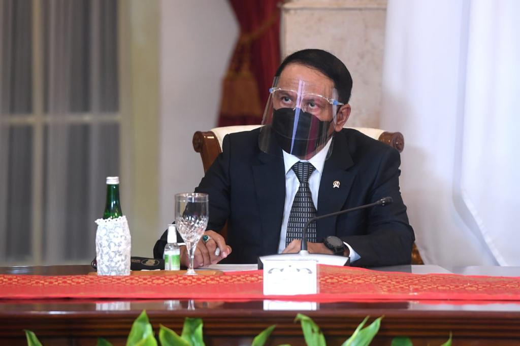 Menteri Pemuda dan Olahraga Republik Indonesia (Menpora RI) Zainudin Amali ikut mendampingi Presiden Joko Widodo menghadiri KTT Konferensi Tingkat Tinggi (KTT) ke-10 Developing Eight (D-8) secara virtual dari Istana Negara, Jakarta, pada Kamis, (8/4).  KT
