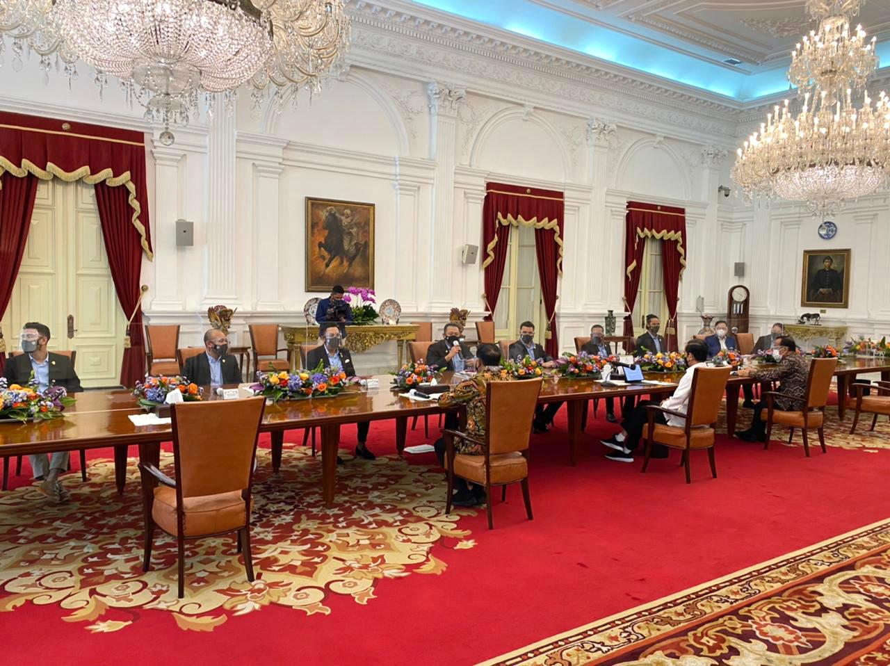 Presiden Republik Indonesia Joko Widodo (Jokowi) menerima audiensi Mandalika Racing Team Indonesia (MRTI) dan Pengurus Ikatan Motor Indonesia (IMI) di Istana Merdeka, Rabu (14/4) siang. Presiden Jokowi didampingi Menteri Pemuda dan Olahraga (Menpora RI), 