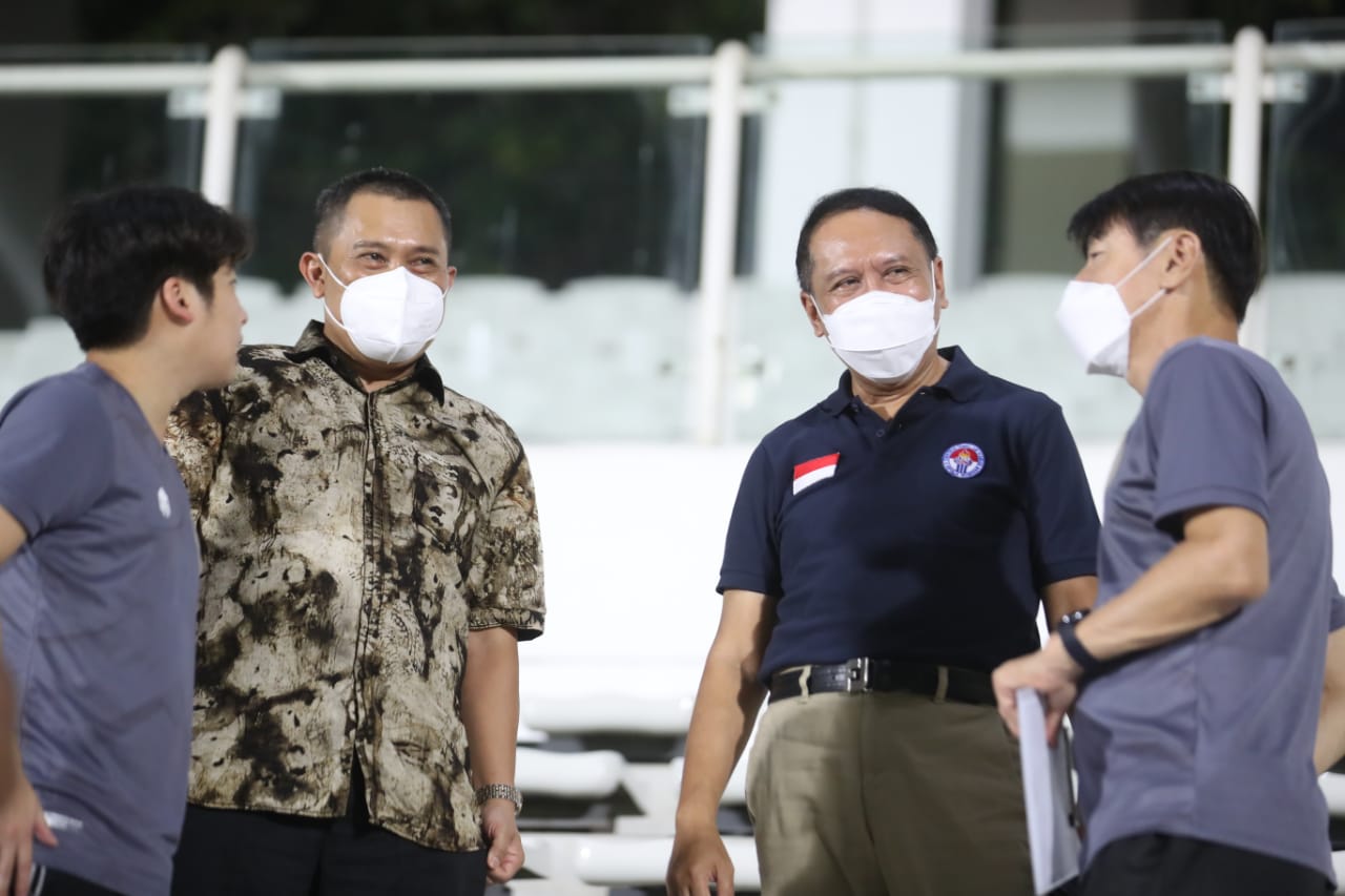 Menteri Pemuda dan Olahraga Republik Indonesia (Menpora RI), Zainudin Amali mampir menengok pemusatan latihan Timnas Indonesia di Stadion Madya, Senayan, Jakarta, Jumat (7/5) malam. Hal ini spontan dilakukan Menpora Amali saat hendak pulang dari kantornya