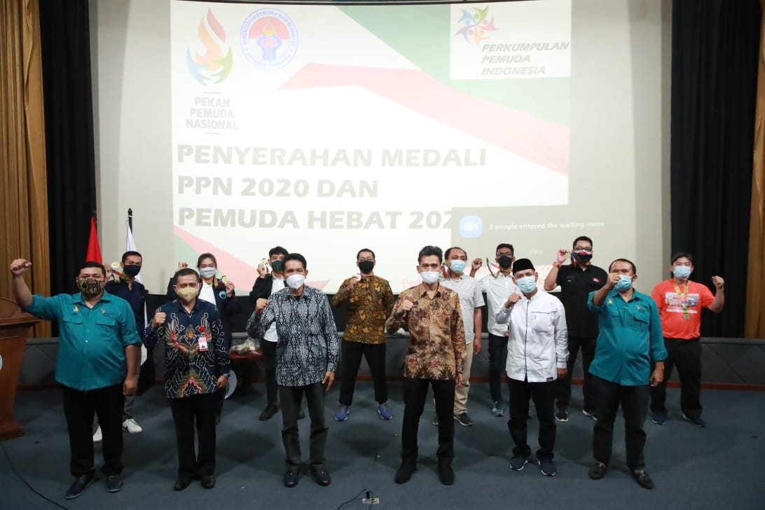 Kementerian Pemuda dan Olahraga Republik Indonesia (Kemenpora RI) menyerahkan medali Pekan Pemuda Nasional (PPN) 2020 dan Pemuda Hebat 2021 di Wisma Kemenpora, Jumat (28/5). Mereka mendapatkan penghargaan setelah menunjukkan kreativitasnya dalam kegiatan