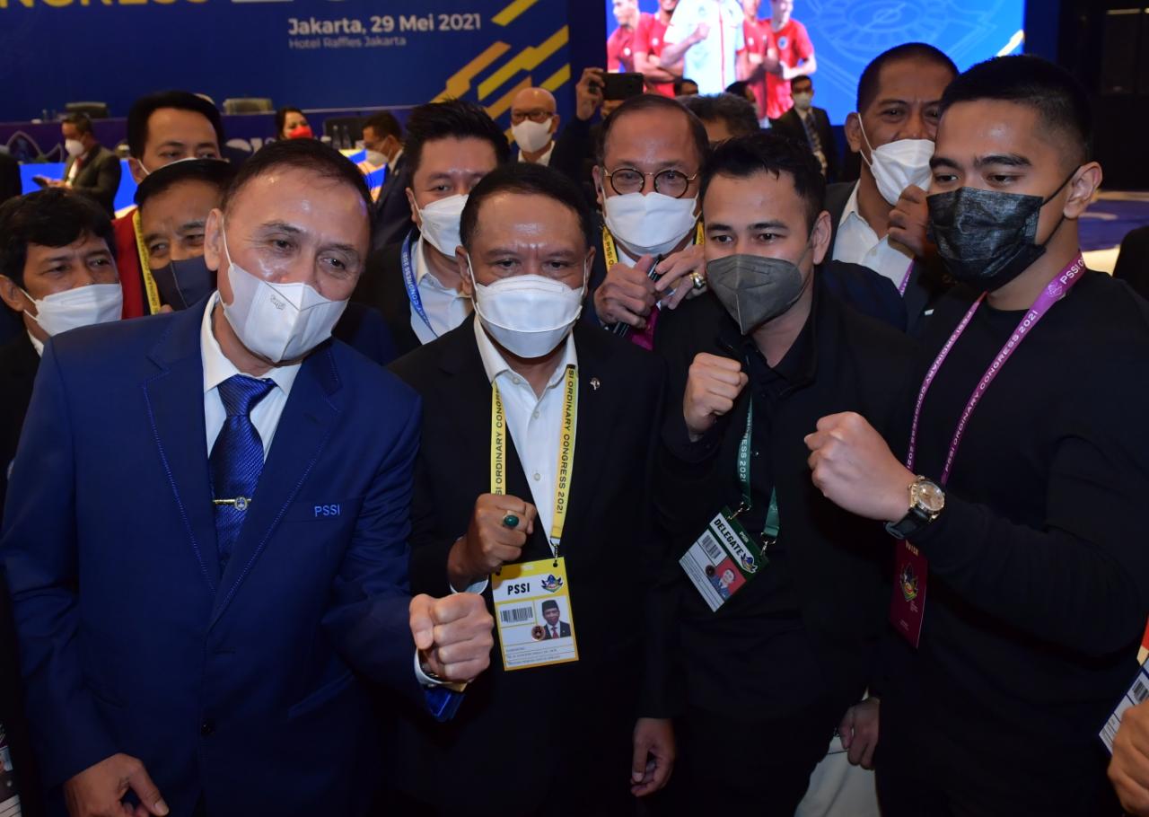 Menteri Pemuda dan Olahraga Republik Indonesia (Menpora RI) Zainudin Amali menyapa putra Presiden Joko Widodo, Kaesang Pangarep dan selebritis top Tanah Air, Raffi Ahmad pada Kongres Biasa PSSI di Hotel Raffles, Jakarta, Sabtu (29/5). Kehadiran mereka men
