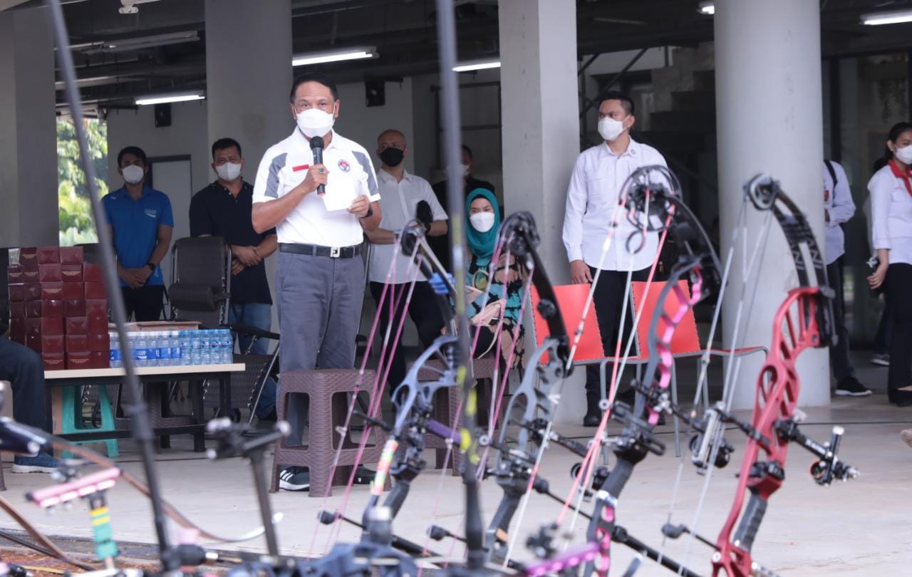 Menteri Pemuda dan Olahraga Republik Indonesia (Menpora RI) Zainudin Amali secara resmi melepas atlet panahan menuju Kejuaraan Dunia Panahan 2021 atau Hyundai Archery World Cup 2021, di Stadion Gelora Bung Karno Jakarta (GBK), Jakarta, Senin (14/6). Kejua