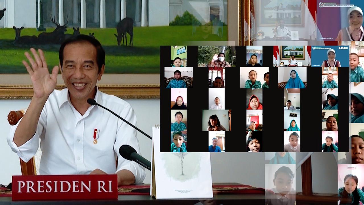 Pada puncak Peringatan Hari Anak Nasional (HAN) 2021 yang di gelar secara virtual, Presiden Joko Widodo (Jokowi)  menyempatkan diri berdialog dengan siswa dari SD Sudimara di Kabupaten Banyumas, Jawa Tengah melalui sambungan video. ( Foto: Biro Pers Sekre