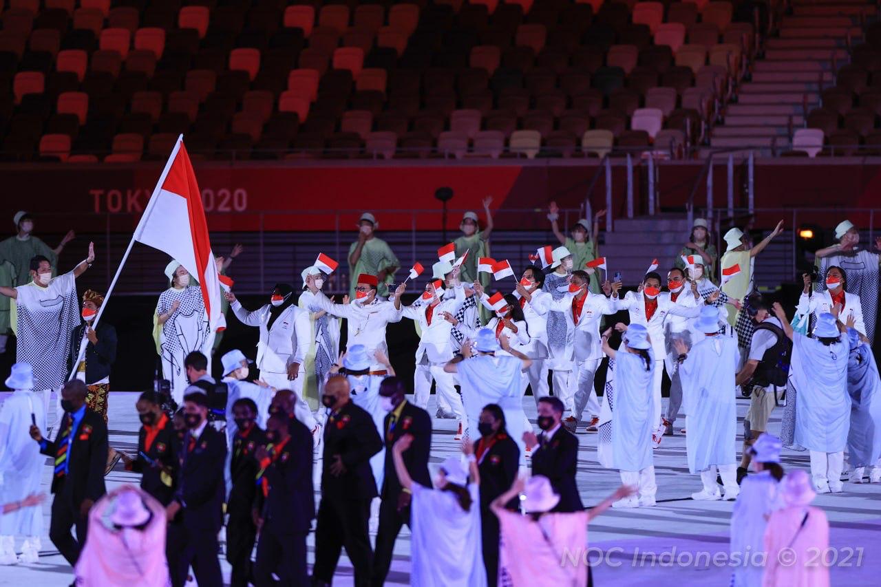 Langkah tegak dan gagah Atlet surfing andalan Indonesia Rio Waida dengan membawa Bendera Merah Putih menjadi pembuka jalan di upacara pembukaan Olimpiade 2020 Tokyo di Stadion Olimpiade Tokyo, Jumat (23/07) malam. Kontingen Indonesia siap tampil di pesta 