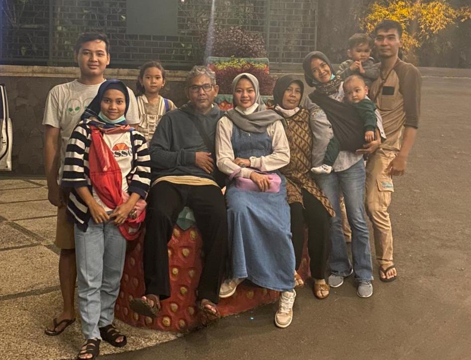 Siti Aisah tak dapat menahan air mata saat menyaksikan putrinya Windy Cantika meraih sukses di Olimpaide 2020 Tokyo. Kendati sekadar menyaksikan lewat layar kaca, Siti Aisah turut mengantar perjalanan kesuksesan Windy melalui untaian doa yang dilafalkanny