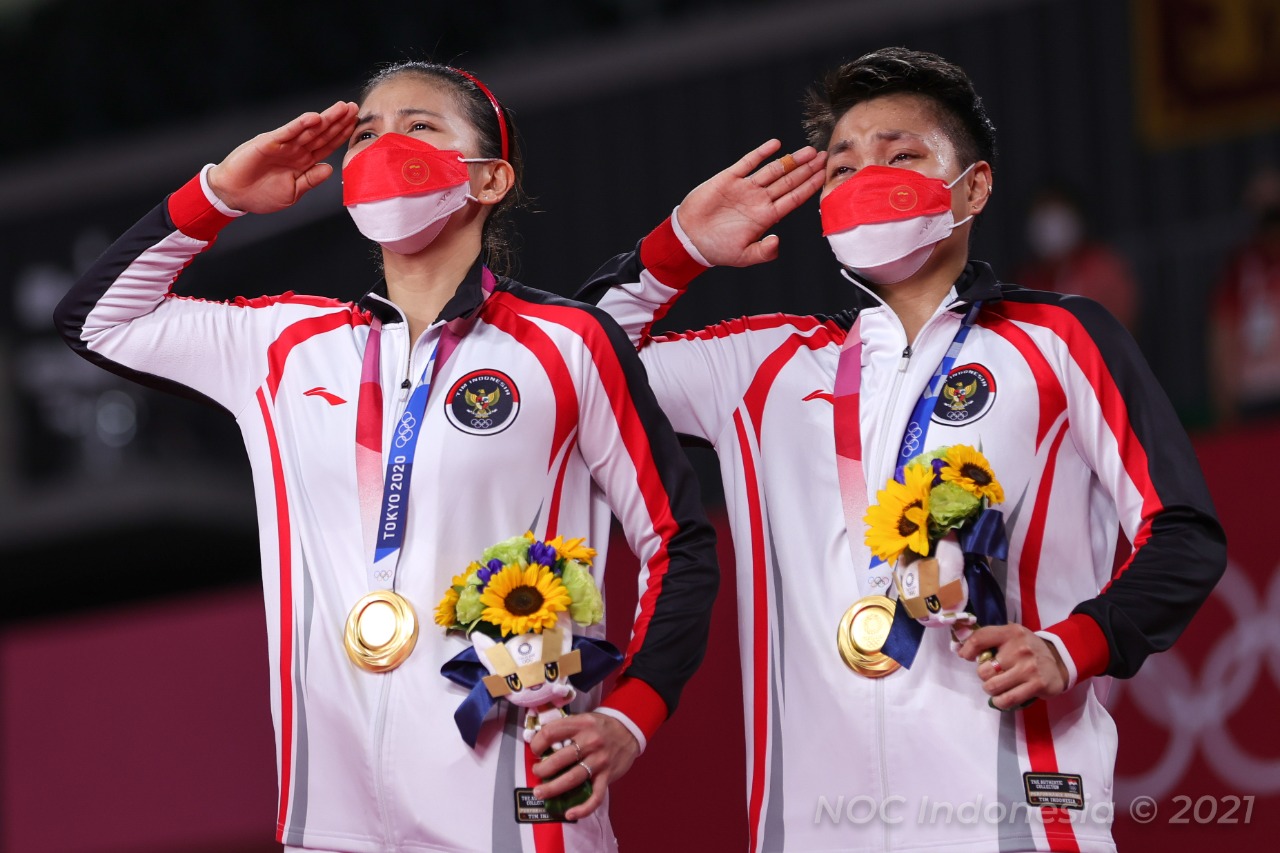 Pasangan Greysia Polii/Apriyani Rahayu mengukir sejarah di Olimpiade 2020 Tokyo. Mereka tampil sebagai ganda putri Indonesia pertama yang sukses merebut medali emas di Olimpiade. Tak cuma itu, torehan tersebut sekaligus menjaga tradisi medali emas dari ca