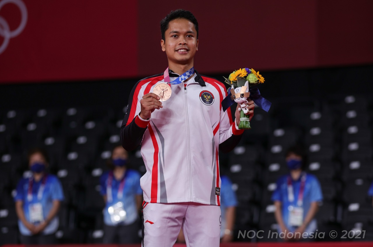 Pebulu tangkis tunggal putra Indonesia Anthony Sinisuka Ginting menutup penampilan Kontingen Indonesia di Olimpiade Tokyo dengan manis. Pemuda kelahiran 20 Oktober 1996 ini mampu merebut medali perunggu pada debutnya di pesta olahraga paling prestisius se