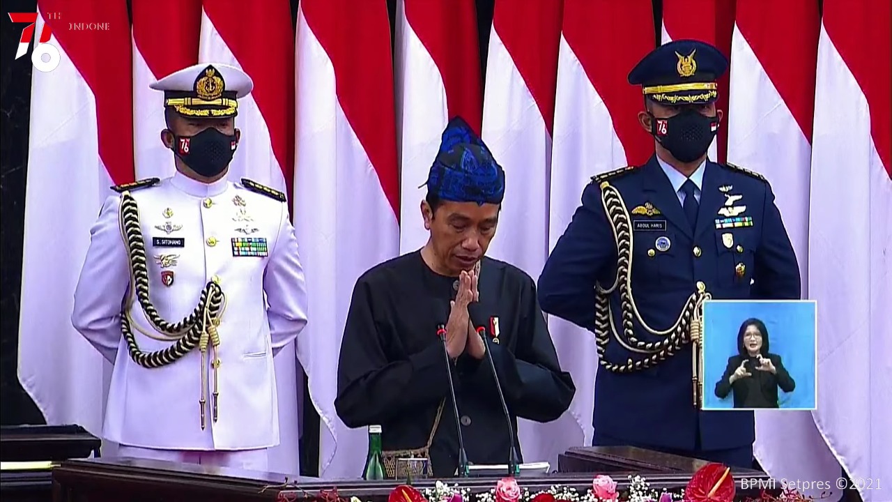 Presiden Joko Widodo menyampaian pidato pada Sidang Tahunan MPR RI di Kompleks Parlemen, Gedung DPR/MPR, Jakarta, Senin (16/8). Mengenakan pakaian adat dari suku Baduy, Presiden Joko Widodo menyampaikan soal krisis dan pandemi yang diibaratkan seperti api