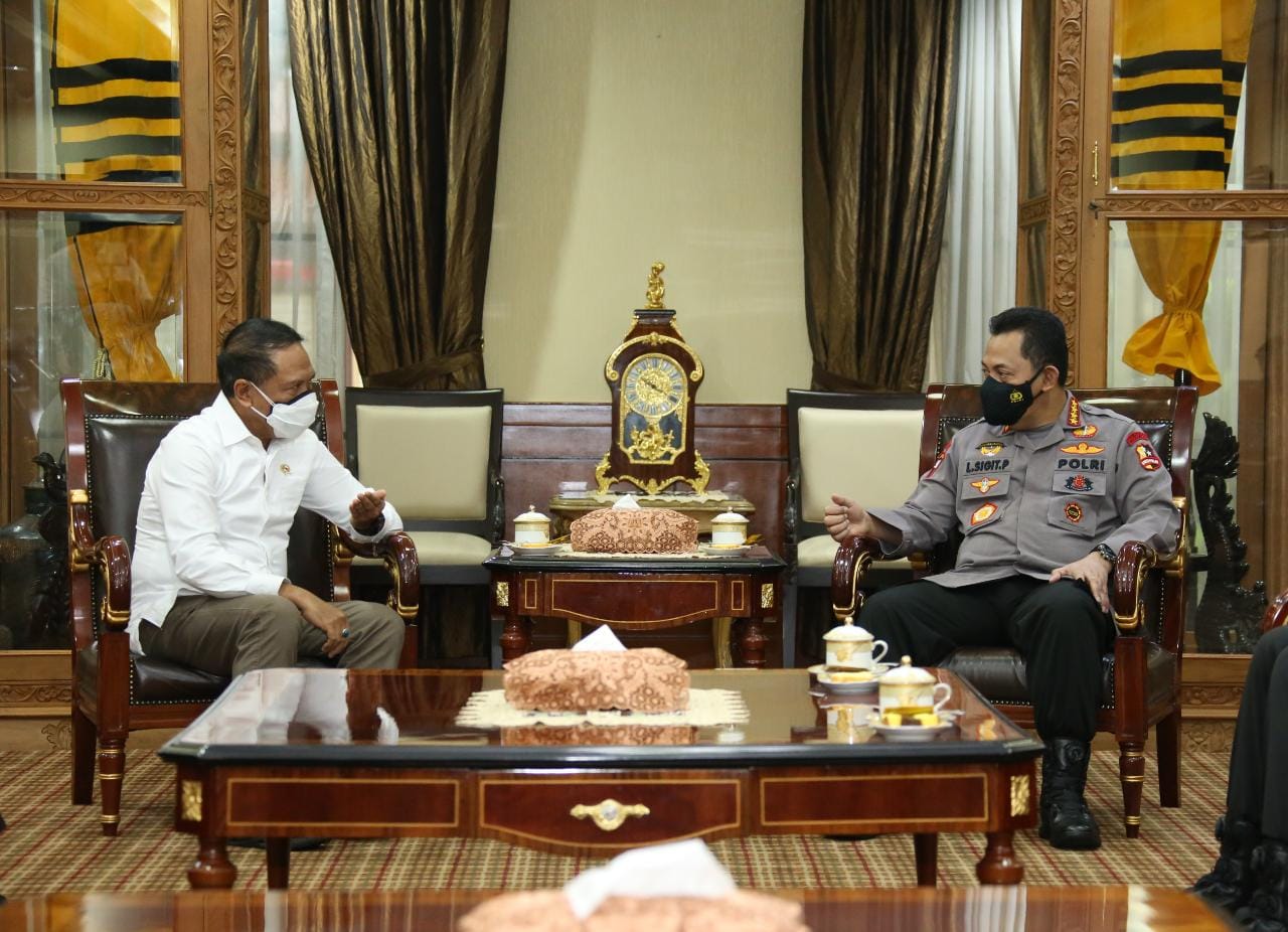 Menteri Pemuda dan Olahraga Republik Indonesia (Menpora RI) Zainudin Amali bersama Kapolri Jenderal Polisi Listyo Sigit Prabowo sepakat pelanggaran protokol kesehatan terkait penyelenggaraan kompetisi Liga 1 dan 2 musim 2021-2022 oleh suporter, maka klub 