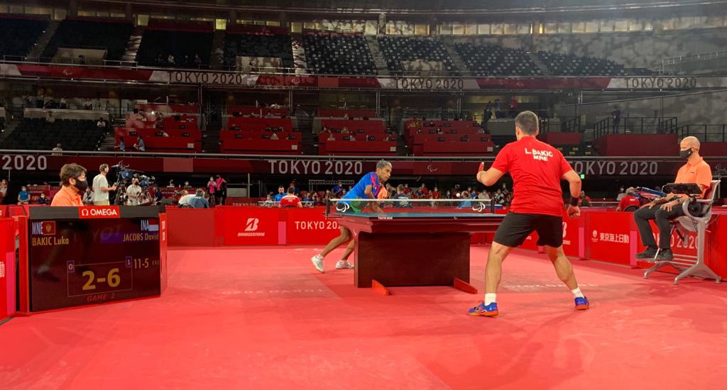 Langkah awal bagus diraih oleh atlet para tenis meja Indonesia David Jacobs di pertandingan pertama Paralimpiade Tokyo 2020. Dalam pertandingan kategori TT10 Grup B yang berlangsung di Tokyo Metropolitan Gymnasiun, Rabu (25/8), David menang atas Luka Baki