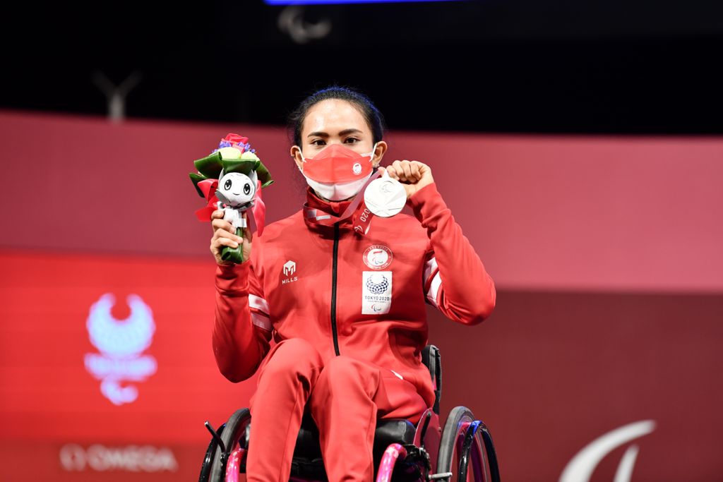 Ni Nengah Widiasih berhasil meraih perak powerlifting 41kg putri Paralimpiade Tokyo 2020. Ni Nengah Widiasih meraih perak dengan angkatan 98kg. Medali emas diraih Guo Lingling dengan torehan 108kg dan medali perunggu direbut Clara Fuentes dengan 97kg.(dok