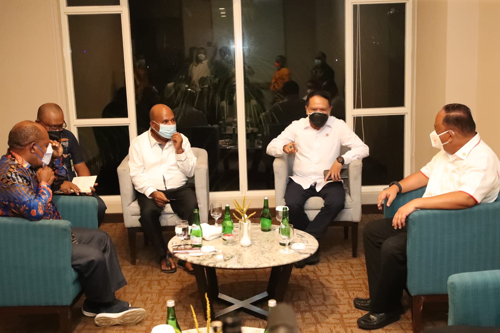 Menteri Pemuda dan Olahraga Republik Indonesia (Menpora RI) Zainudin Amali menggelar rapat dengan Gubernur Papua Lukas Enembe, Ketua Komite Olahraga Nasional Indonesia (KONI) Pusat Marciano Norman serta sejumlah pejabat lainnya di Swiss-Bellhotel Jayapura