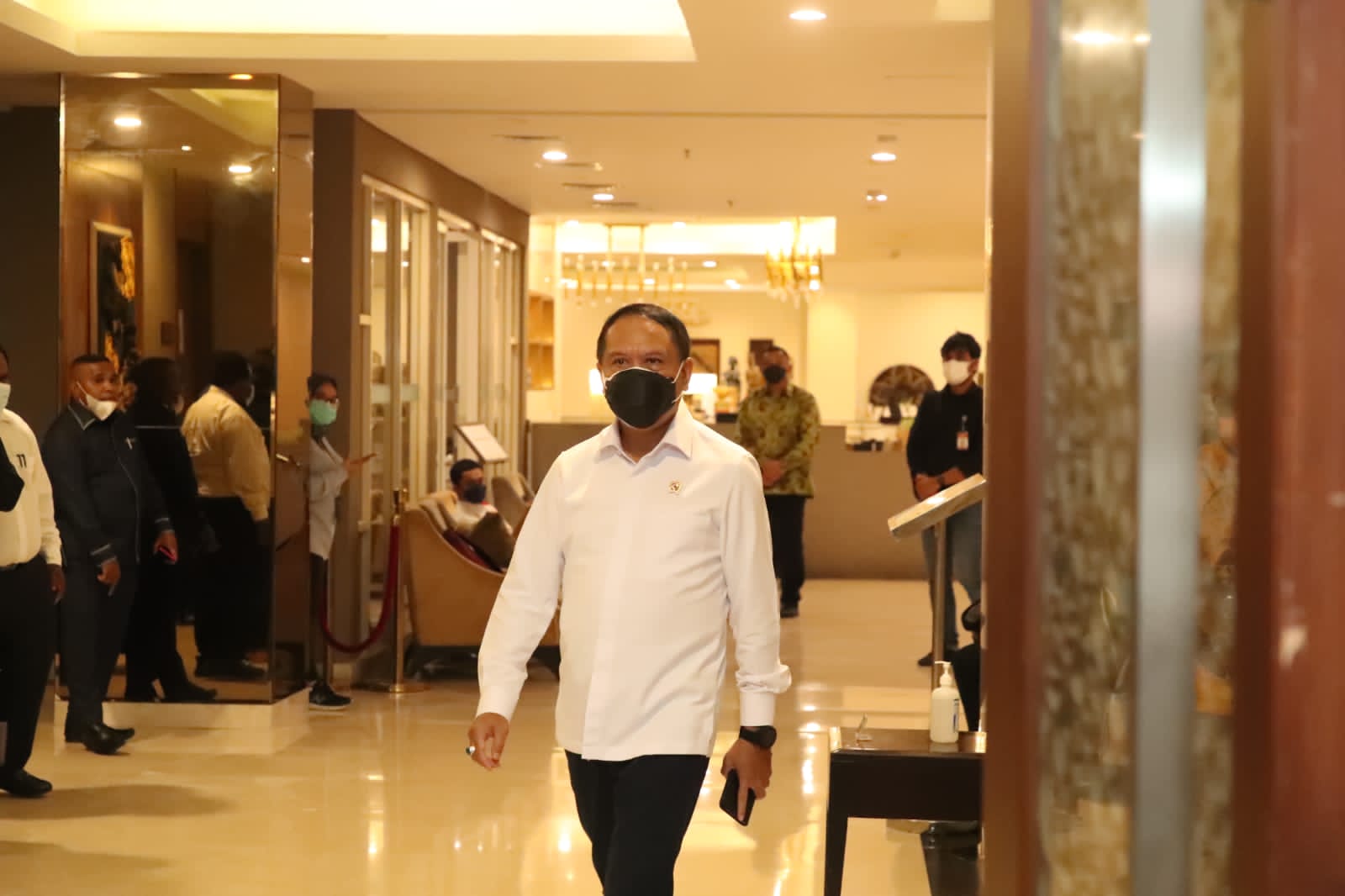 Menteri Pemuda dan Olahraga Republik Indonesia (Menpora RI) Zainudin Amali mengucapkan selamat kepada atlet para powerlifting, Ni Nengah Widiasih usai meraih medali perak pada Paralimpiade Tokyo 2020, Kamis (26/8). (foto:putra/kemenpora.go.id)