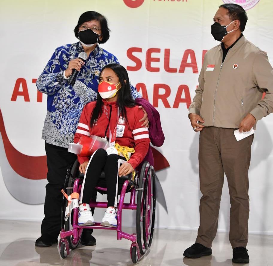  Kejadian menarik terlihat di VIP Terminal 3 Bandara Soekarno Hatta, Tangerang, Sabtu (28/8) malam saat acara penjemputan atlet Paralimpiade Indonesia yakni, Ni Nengah Widiasih yang berhasil menyumbangkan medali perak di ajang Paralimpiade Tokyo 2020. (fo