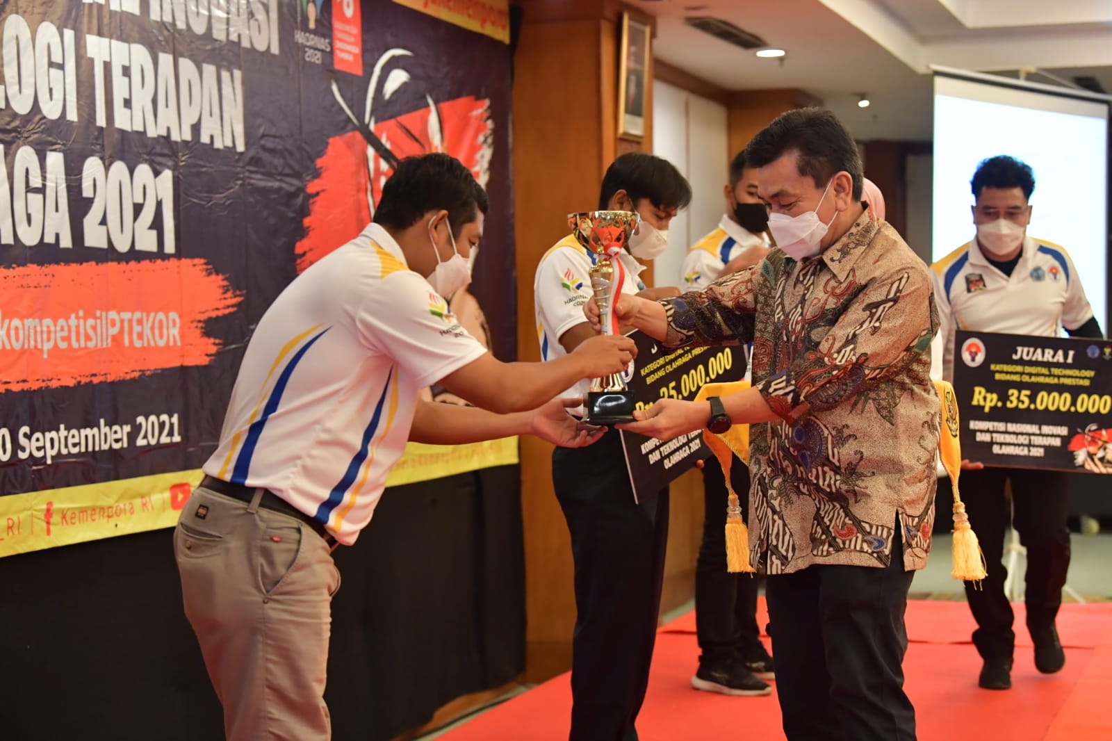 Kementerian Pemuda dan Olahraga (Kemenpora) memberikan penghargaan  kepada  pemenang Kompetisi Nasional Inovasi dan Teknologi Terapan Olahraga Tahun 2021, Kamis (9/9) di Hotel Grand Sahid, Jakarta.(foto:bagus/kemenpora.go.id)