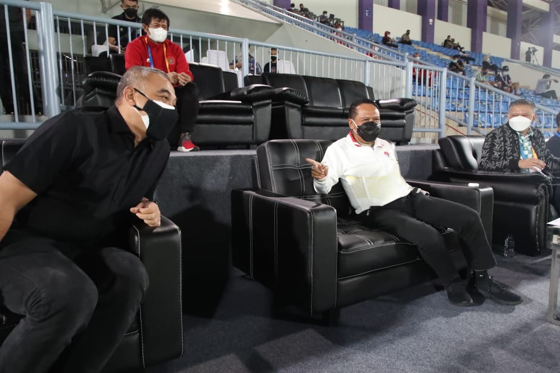 Menpora Amali meninjau pelaksanaan prokes Kompetisi BRI Liga 1, di Stadion Indomilk Sport Center, Kabupaten Tangerang. Kehadirannya bersama Bupati Tangerang Ahmed Zaki Iskandar bertepatan dengan lanjutan kompetisi antara Bali United vs Persib Bandung, yan