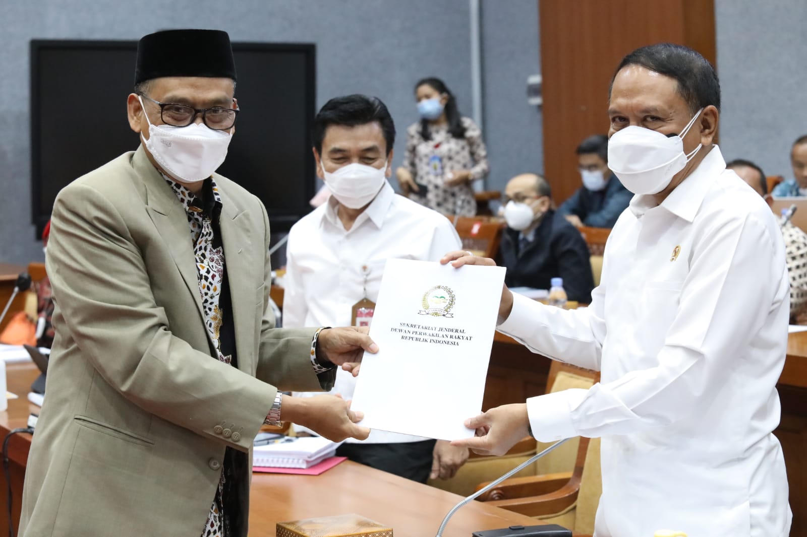 Menteri Pemuda dan Olahraga Republik Indonesia (Menpora RI) Zainudin Amali menghadiri Rapat Kerja (Raker) dengan Komisi X Dewan Perwakilan Rakyat Republik Indonesia (DPR RI) di gedung Nusantara I, Komplek Parlemen, Senayan Jakarta Pusat, Rabu (22/9).(foto
