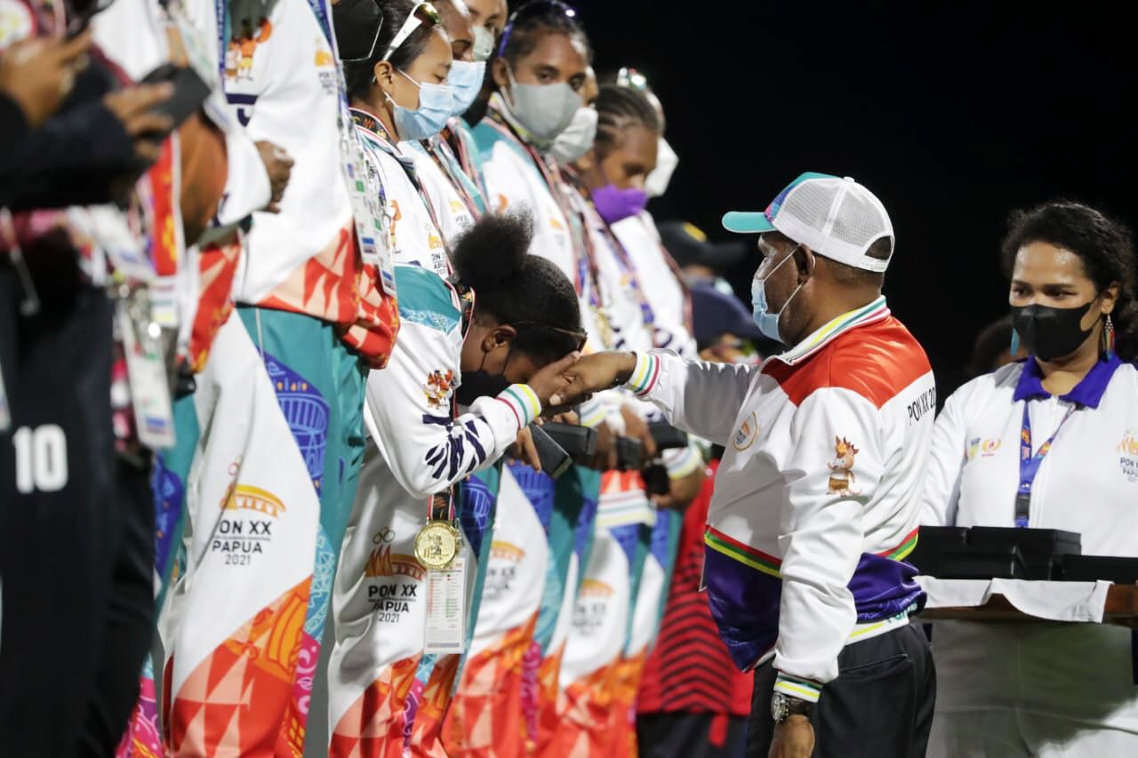 Tim kriket putri Papua akhirnya berhasil meraih medali emas pertama Pekan Olahraga Nasional (PON) XX untuk kontingen Papua di nomor super sixes, setelah mengalahkan tim kuat Bali dengan skor 45-44 di laga final yang berlangsung di arena kriket Doyo Baru, 