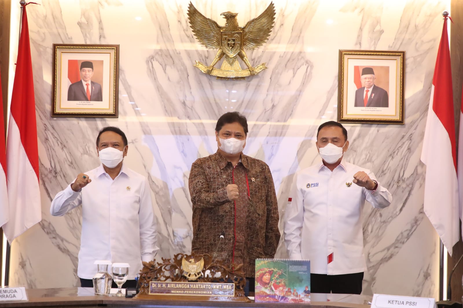 Menteri Koordinator Bidang Perekonomian (Menko Perekonomian) Airlangga Hartarto didampingi Menteri Pemuda dan Olahraga (Menpora) Zainudin Amali menerima audiensi Ketua Umum PSSI, Mochamad Iriawan pada Selasa (28/9) di Kantor Menko Perekonomian. (foto:putr