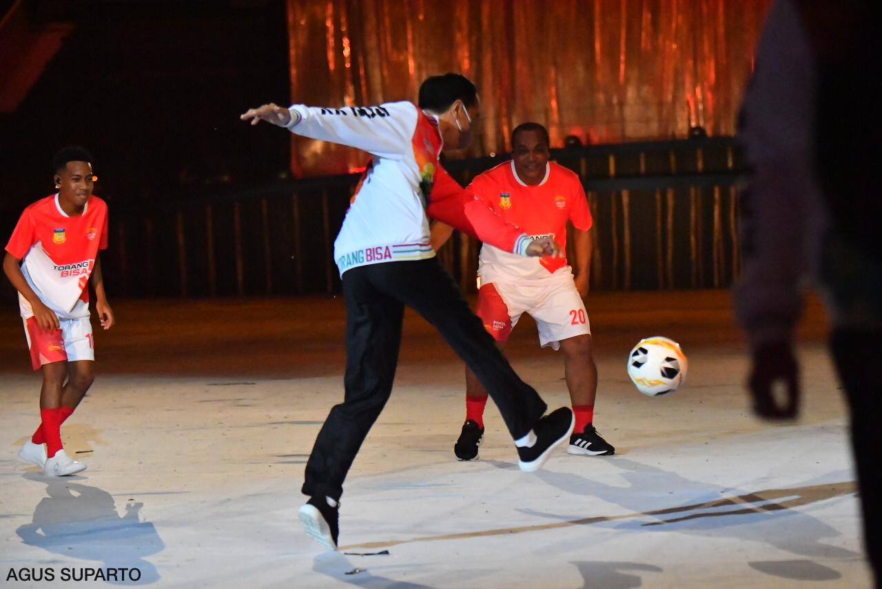 Ada pemandangan yang menarik pada pembukaan Pekan Olahraga Nasional (PON) XX Papua, Sabtu (2/10) malam. Presiden Jokowi turun dari kursi VVIP atau tribun kehormatan dan diantar langsung Menpora Amali bersama anak-anak Papua menuju lapangan untuk ikut berm