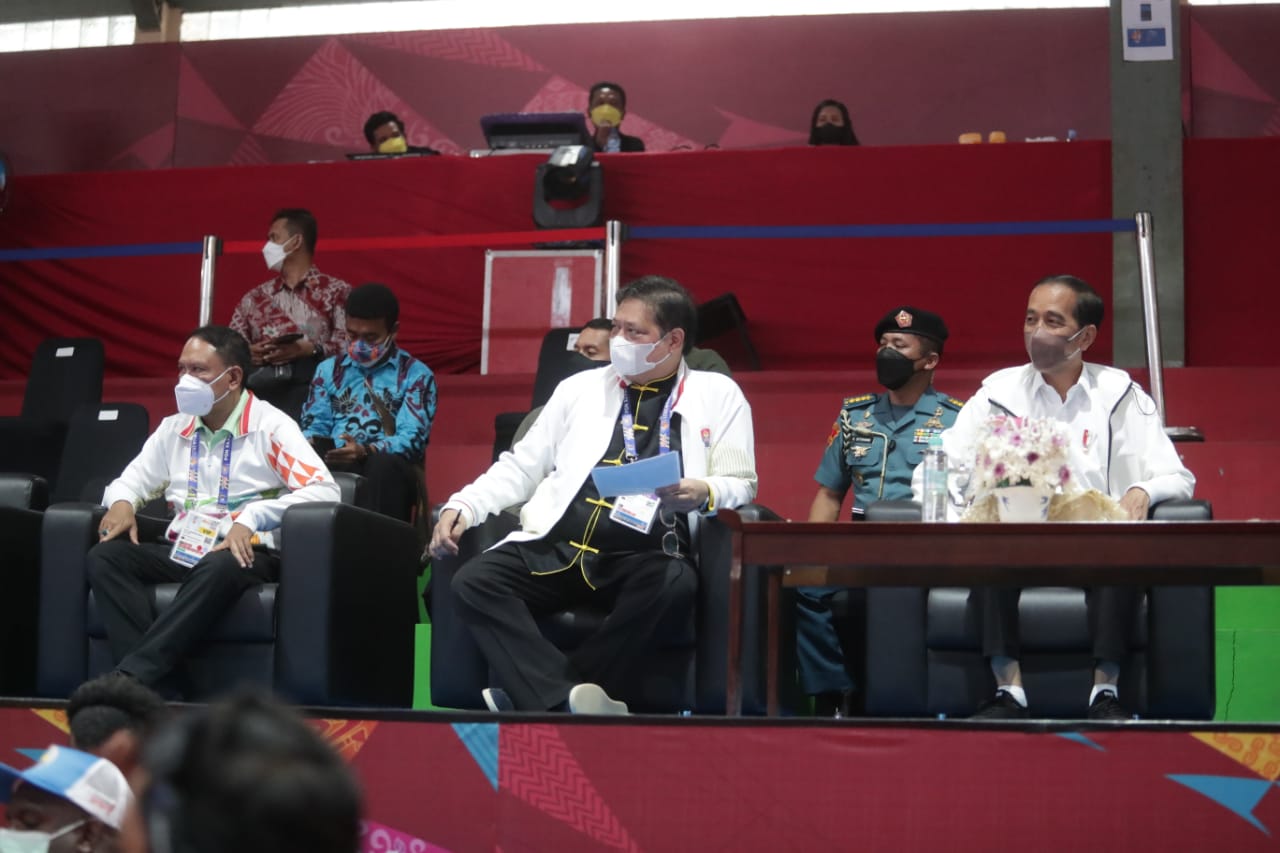 Menteri Pemuda dan Olahraga (Menpora) Zainudin Amali bersama Menteri Koordinator Bidang Perekonomian Airlangga Hartarto ikut mendampingi Presiden Joko Widodo menyaksikan pertandingan wushu PON XX di Papua. (foto:istimewa)
