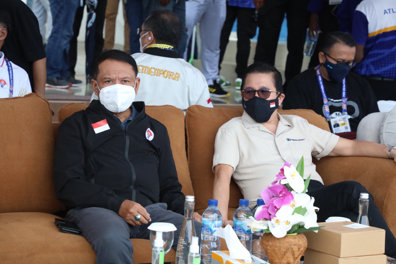 Menteri Pemuda dan Olahraga Zainudin Amali meninjau sekaligus menyaksikan pertandingan cabang olahraga atletik di Stadion Atletik Mimika Sport Center (MSC), Selasa (5/10) pagi. Menpora Amali yang mendapat kehormatan menyerahkan medali kepada pemenang nomo