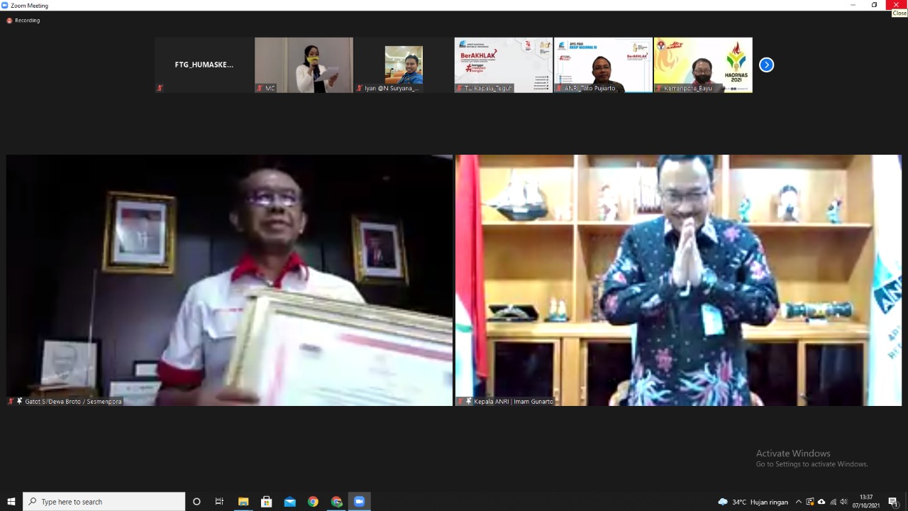 Kementerian Pemuda dan Olahraga Republik Indonesia (Kemenpora RI) secara resmi menyerahkan Arsip Statis Asian Games 2018 atau INASGOC kepada Arsip Nasional Republik Indonesia (ANRI) secara virtual, Kamis (7/10) siang.(foto:raiky/kemenpora.go.id)