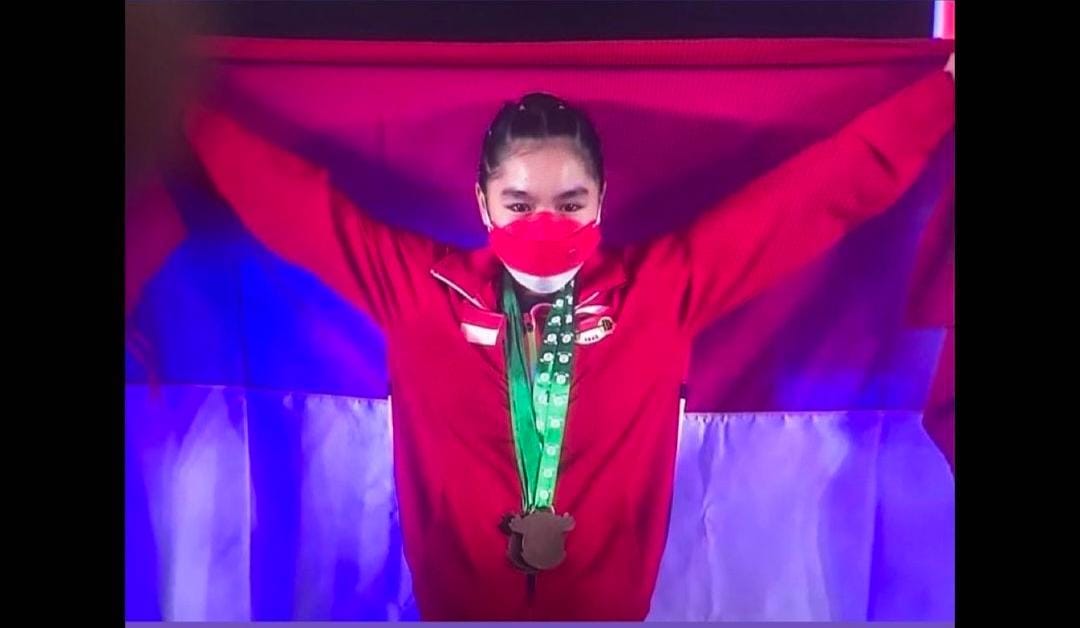 Lifter muda Indonesia, Najla Khoirunnisa berhasil membawa pulang tiga medali perunggu sekaligus dalam Kejuaraan Dunia Angkat Besi Remaja 2021 di Jeddah, Arab Saudi. Najla yang turun di kelas 45 kilogram ini memborong medali dari angkatan snatch, clean & j