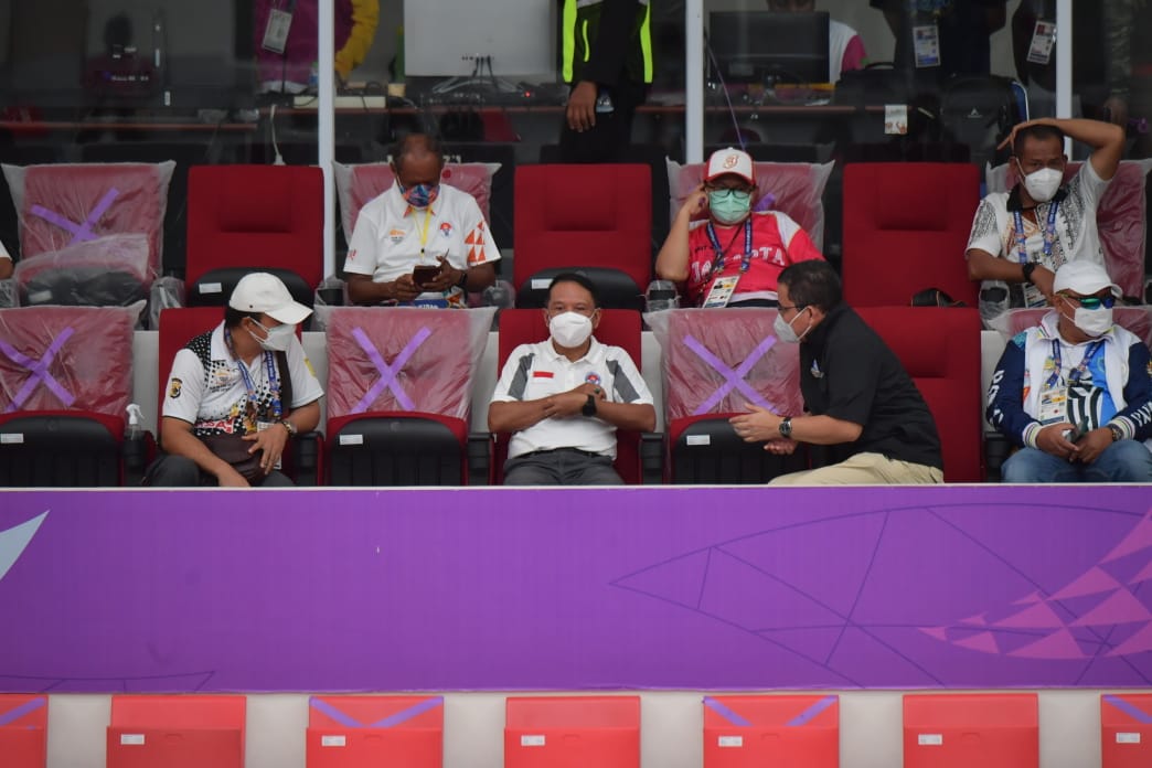 Menteri Pemuda dan Olahraga (Menpora) Zainudin Amali kagum dengan sarana Gedung Olahraga (GOR) Koya Koso, Distrik Muaratami, Kota Jayapura yang digunakan untuk pertandingan voli Indoor PON XX Papua.(foto:bagus/kemenpora.go.id)