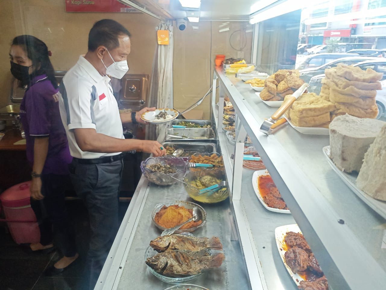 Berstatus sebagai menteri tidak membuat seorang Zainudin Amali harus dilayani terus menerus, seperti halnya dalam urusan makan.(foto:dok/kemenpora.go.id)