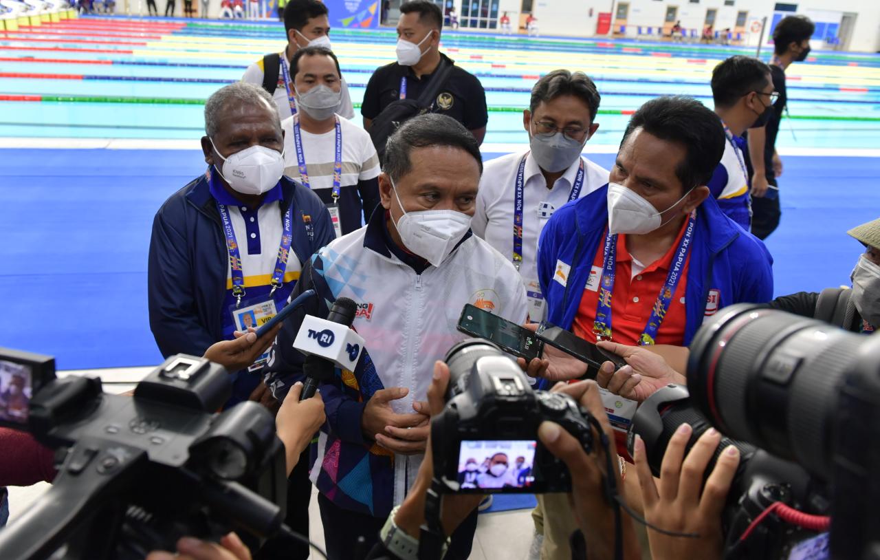 Menteri Pemuda dan Olahraga Republik Indonesia (Menpora RI) Zainudin Amali meninjau venue cabang olahraga renang Pekan Olahraga Nasional (PON) XX Papua di venue akuatik, Kompleks Olahraga Kampung Harapan Sentani, Kabupaten Jayapura, Minggu (10/10). (foto: