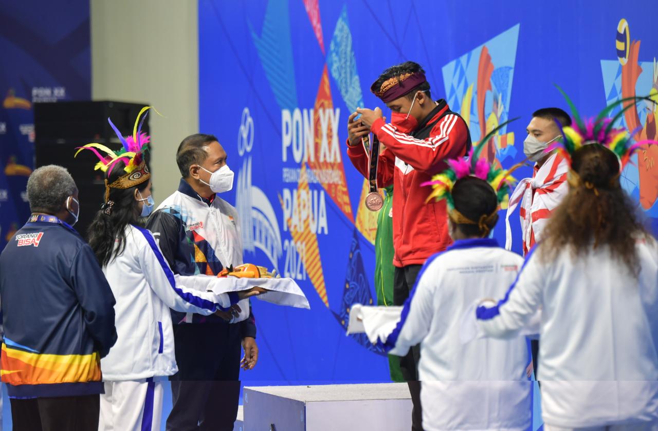 Penerapan protokol kesehatan di venue akuatik pada gelaran Pekan Olahraga Nasional (PON) XX Papua 2021, mendapat apresiasi dari Menteri Pemuda dan Olahraga (Menpora) Zainudin Amali.(foto:bagus/kemenpora.go.id)