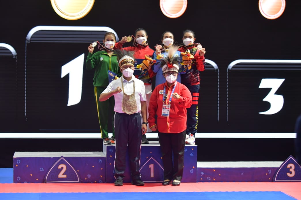 Menteri Pemuda dan Olahraga (Menpora RI) Zainudin Amali menyerahkan medali pada UPP Kata Perorangan Putri Cabor Karate, di GOR Poltek Penerbangan Kayu Batu, Kota Jayapura, Senin (11/10). Sebagai salah satu cabang olahraga unggulan yang ada dalam DBON seba