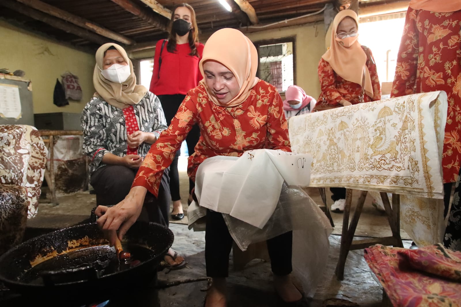 Penasehat Dharma Wanita Persatuan (DWP) Kemenpora RI Nadiah Zainudin Amali  memberi motivasi kepada para pengusaha dan pengrajin batik khususnya pengusaha batik di daerah Cirebon, agar tetap berusaha dan semangat meski masih dalam kondisi pandemi Covid-19