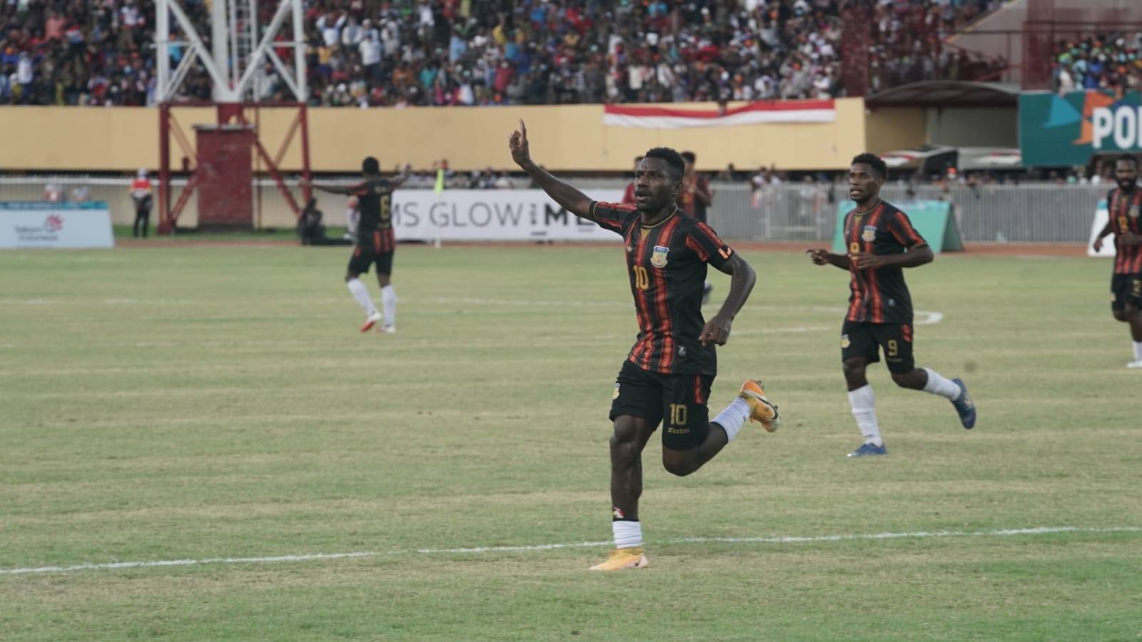 Menteri Pemuda dan Olahraga Republik Indonesia (Menpora RI) Zainudin Amali terkesan dengan aksi gemilang pesepak bola Ricky Ricardo selama pertandingan Pekan Olahraga Nasional (PON) Papua 2021. Menpora Amali pun meminta PSSI untuk memantau kapten tim sepa