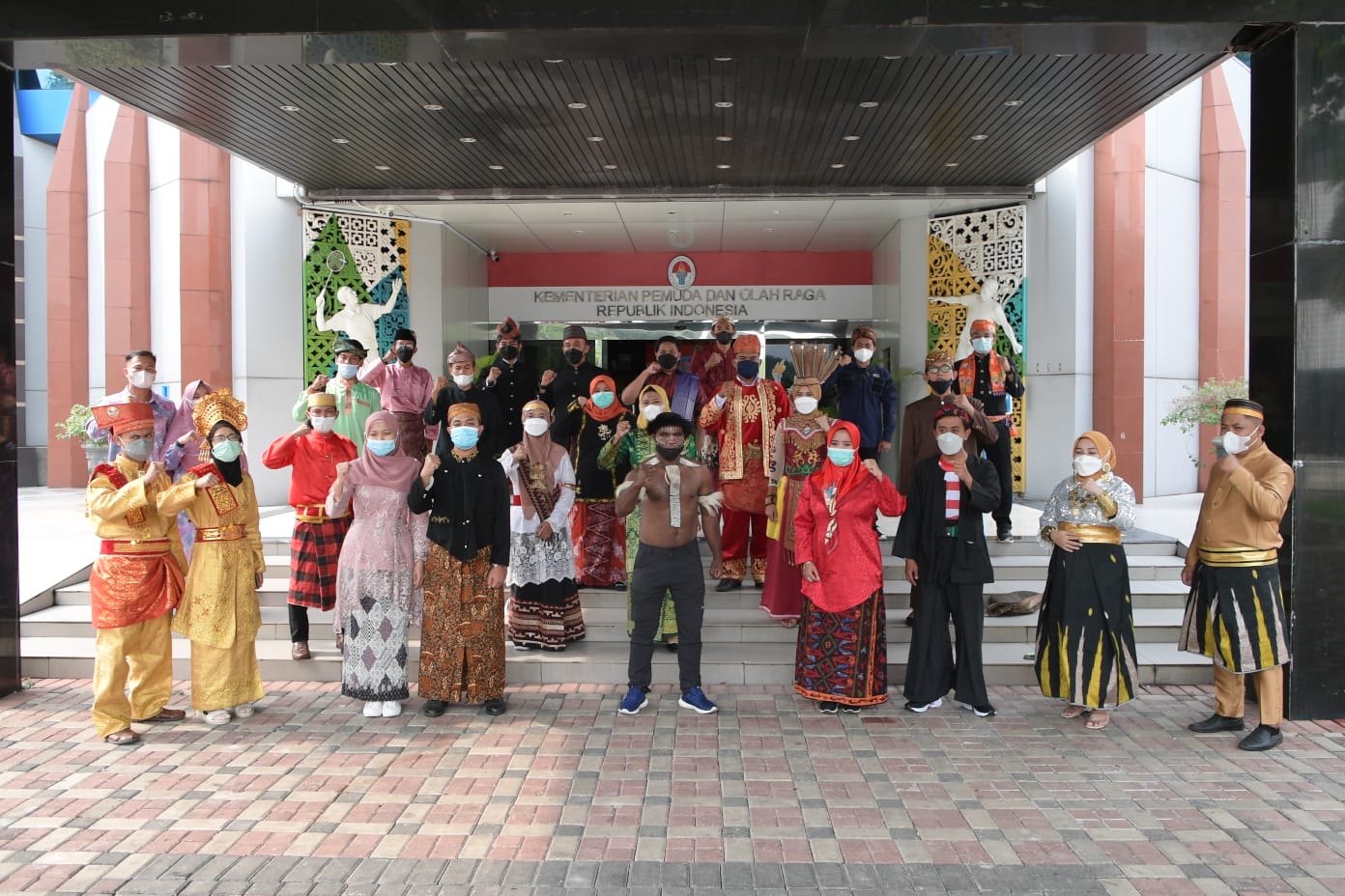 Sebanyak 48 Pemuda Pelopor Tingkat Nasional Tahun 2021 dan Pasangan Muda Inspiratif menyambangi kantor Kementerian Pemuda dan Olahraga Republik Indonesia (Kemnpora RI), Selasa (26/10) sore. Pemuda Pelopor dan Pasangan Muda Inspiratif ini disambut langsung