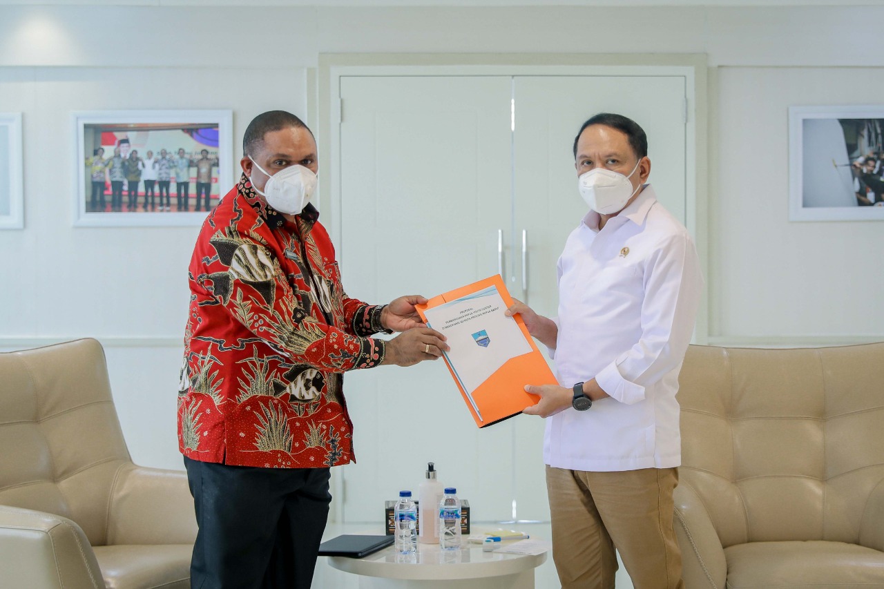 Menteri Pemuda dan Olahraga (Menpora) RI Zainudin Amali menerima Bupati Manokwari, Hermus Idou di ruangan kerjanya lantai 10, Kemenpora, Jakarta, Selasa (2/11) pagi. Kedatangan Hermus Idou untuk melaporkan perkembangan aktifitas dan kondisi kepemudaan dan