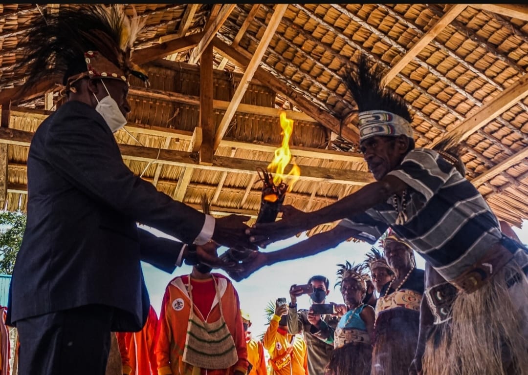 Api Pekan Paralimpik Nasional (Peparnas) XVI Papua dinyalakan lewat prosesi adat di Kampung Genyem, Distrik Nimboran, Lembah Grime, Sentani, Kabupaten Jayapura, Selasa (2/11). (Foto: Antara Foto/Indrayadi TH/foc)